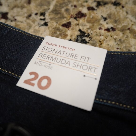 Lane Bryant Flex Magic Waistband Mid-Rise Bermuda Shorts -Size 20 - Picture 1 of 3